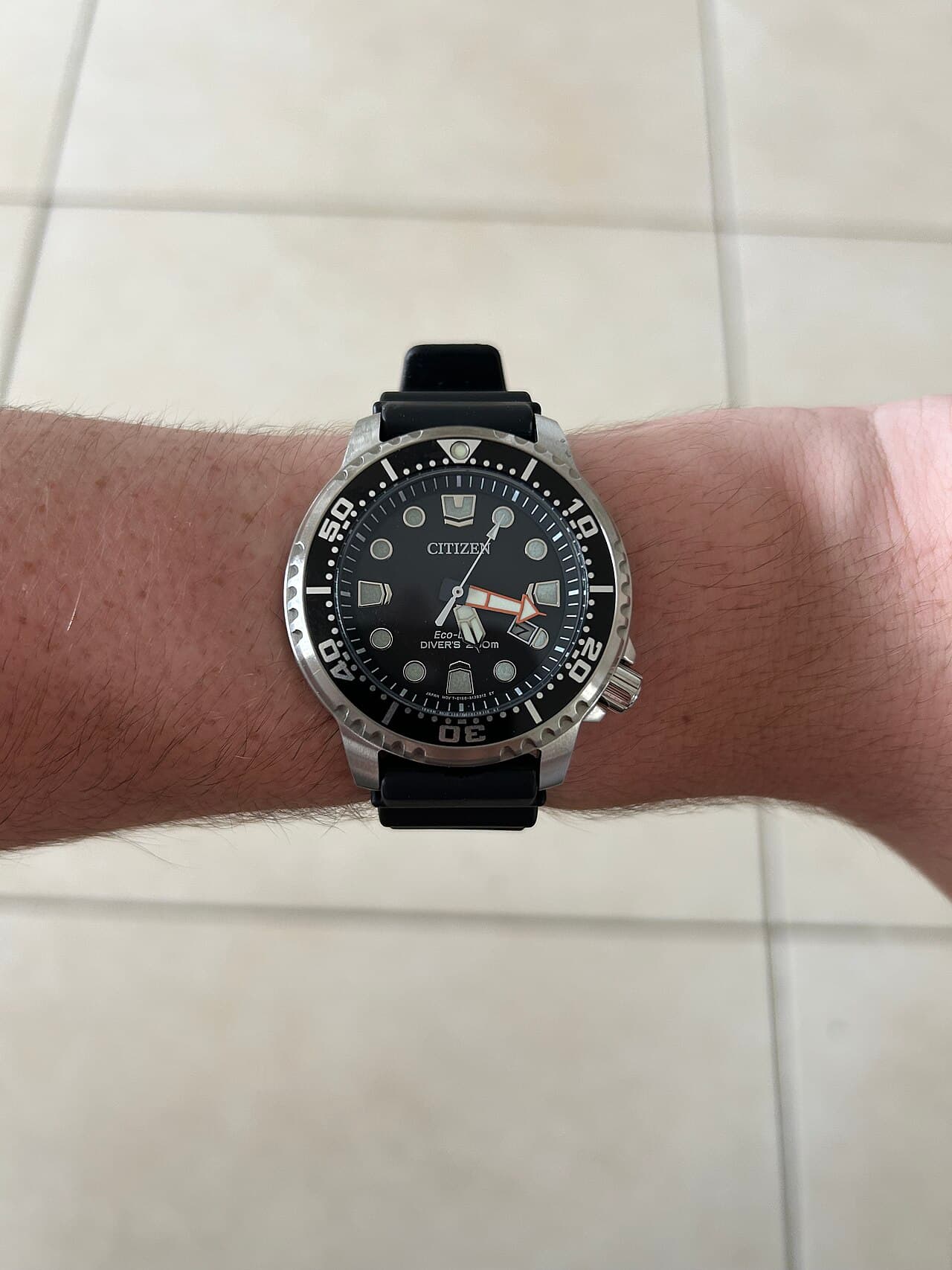 Citizen Promaster Diver BN0150-28E en la muñeca, con esfera negra y correa de poliuretano