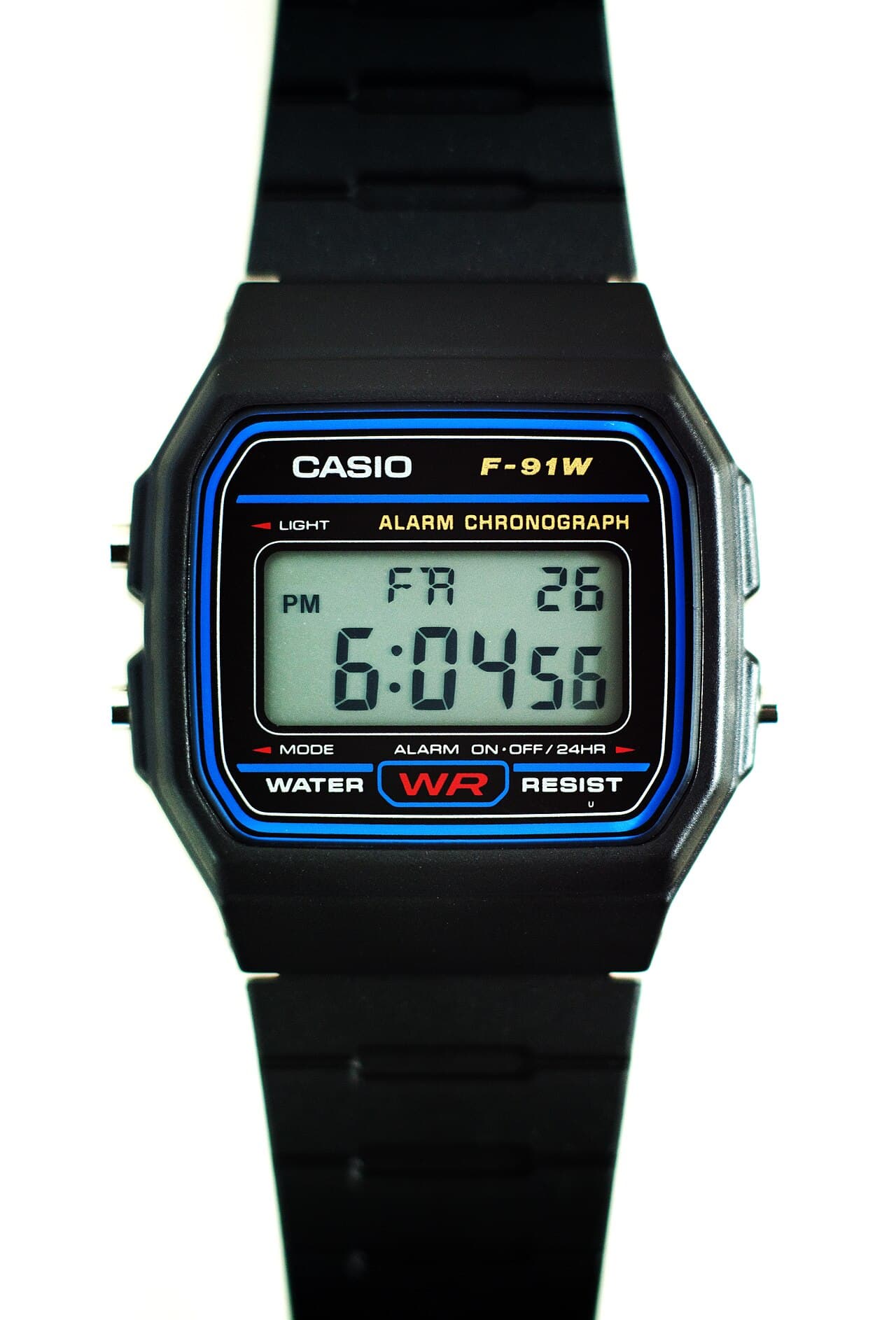 Casio F-91W de frente, con la correa de resina negra extendida, sobre fondo blanco