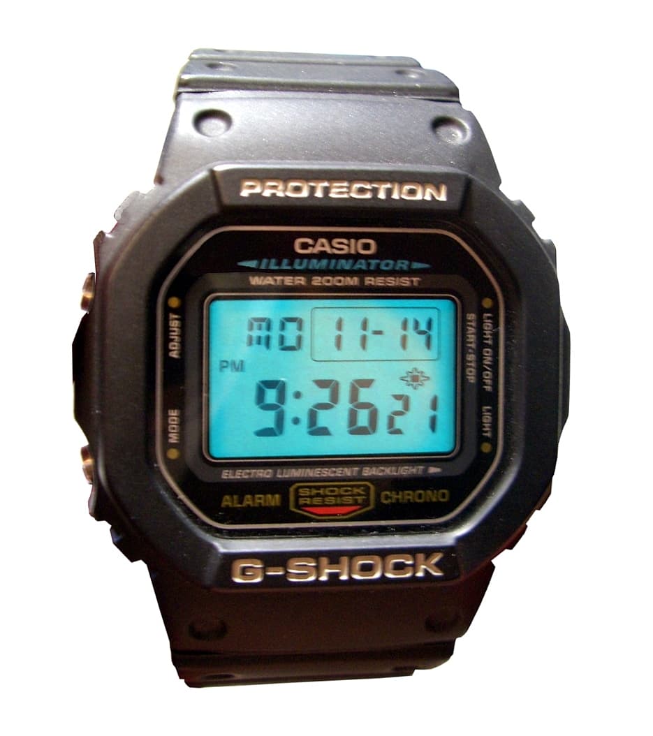 Casio G-Shock DW-5600E de frente con la pantalla iluminada, sobre fondo blanco
